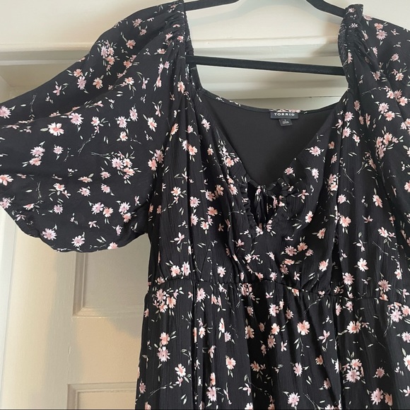 Torrid BLACK DITSY FLORAL CRINKLED GAUZE PUFF SLEEVE PEASANT DRESS 1x - Picture 3 of 9